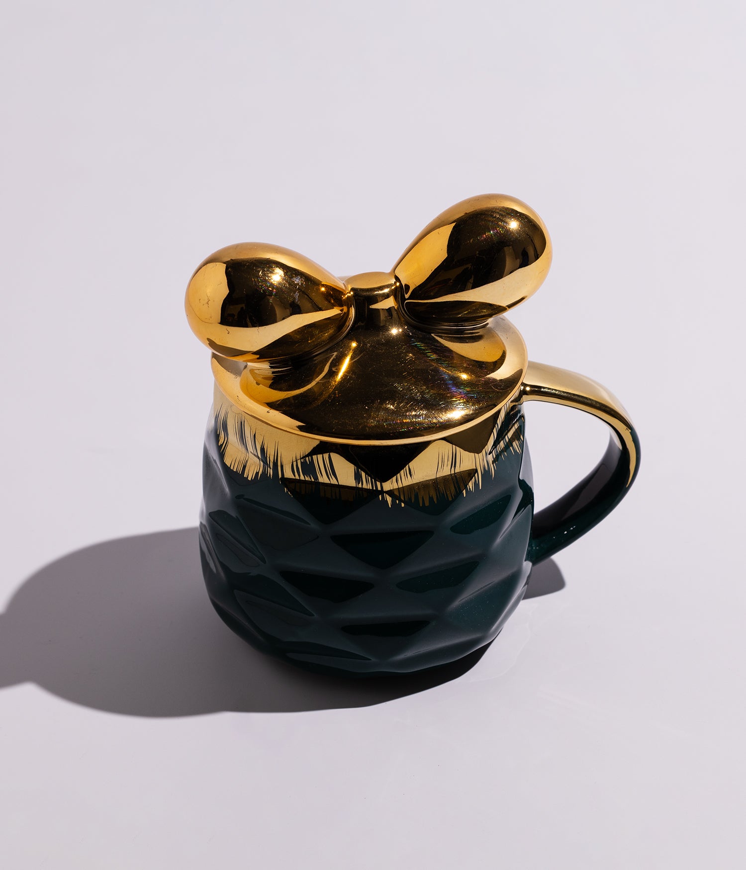 كوب قهوة سيراميك يأتي مع غطاء بتصميم فيونكة ذهبية