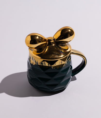 كوب قهوة سيراميك يأتي مع غطاء بتصميم فيونكة ذهبية