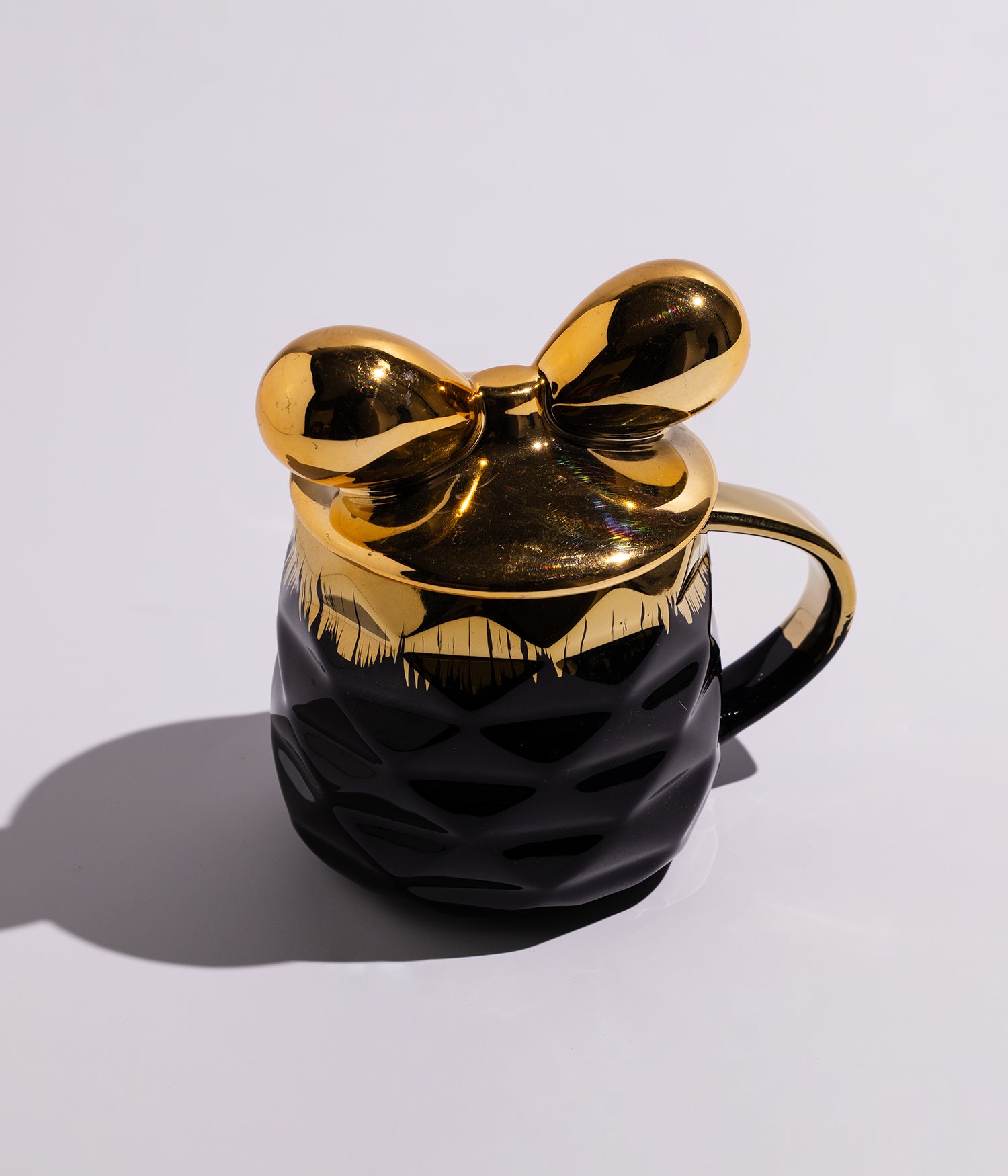 كوب قهوة سيراميك يأتي مع غطاء بتصميم فيونكة ذهبية