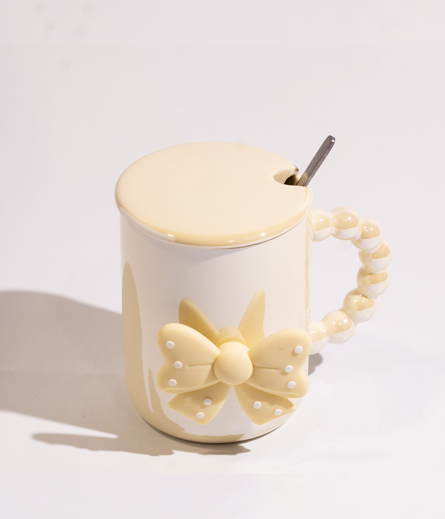 كوب سيراميك مزين بفيونكة ومقبض لؤلؤ مع غطاء وملعقة