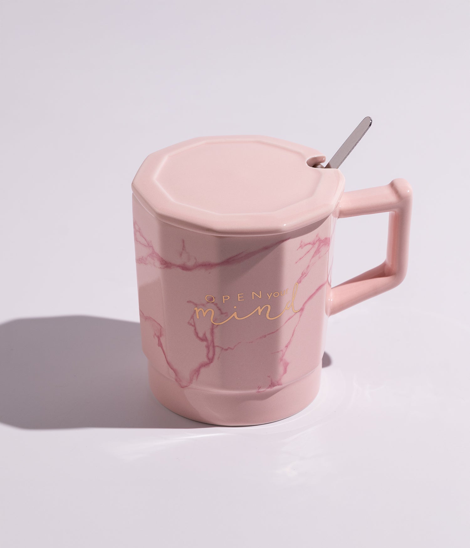 كوب سيراميك بتصميم خطوط ملونة مع غطاء وملعقة