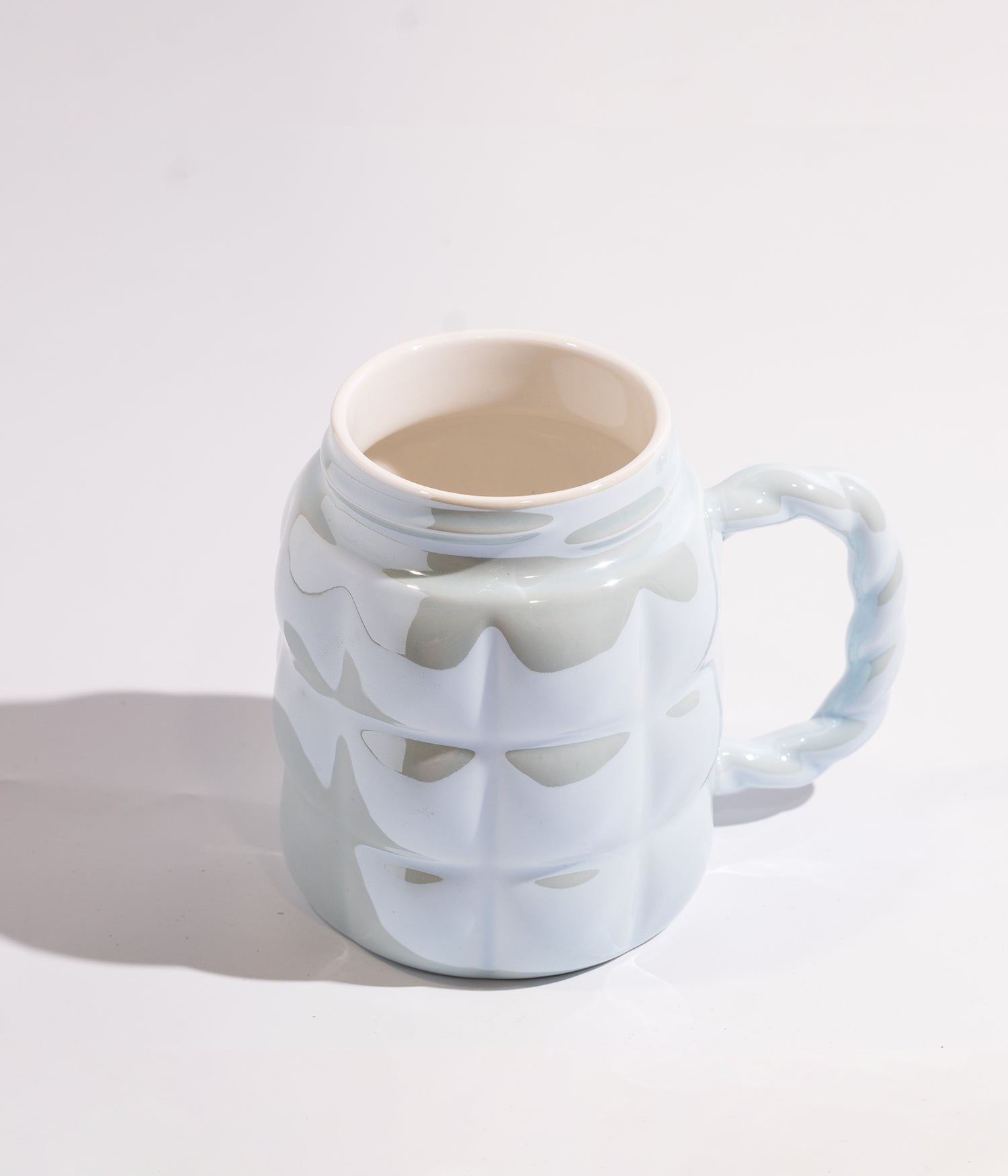 كوب سيراميك بتصميم هندسي والوان فاتحة وغطاء محكم لحفظ الحرارة