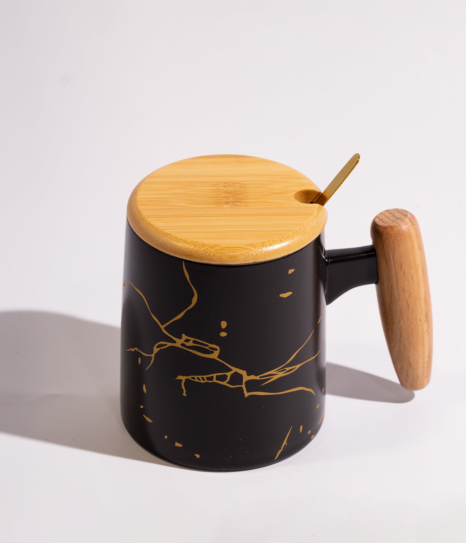 كوب سيراميك بخطوط ذهبية مع غطاء ومقبض خشبي وملعقة
