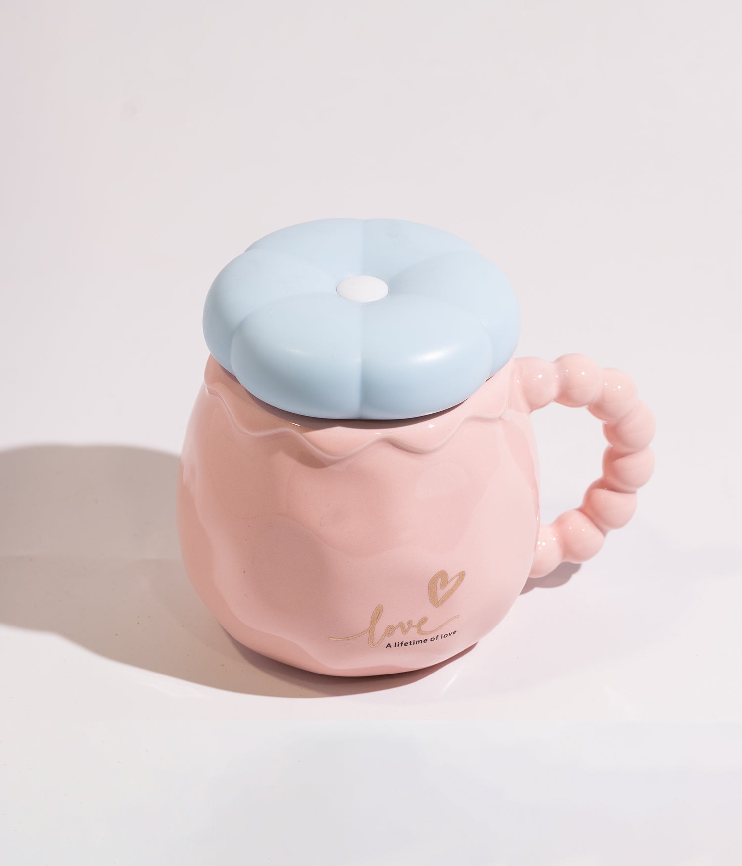 كوب سيراميك بعبارة LOVE يأتي مع غطاء لحفظ الحرارة