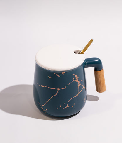 كوب سيراميك بخطوط ذهبية مع غطاء وملعقة ومقبض خشبي
