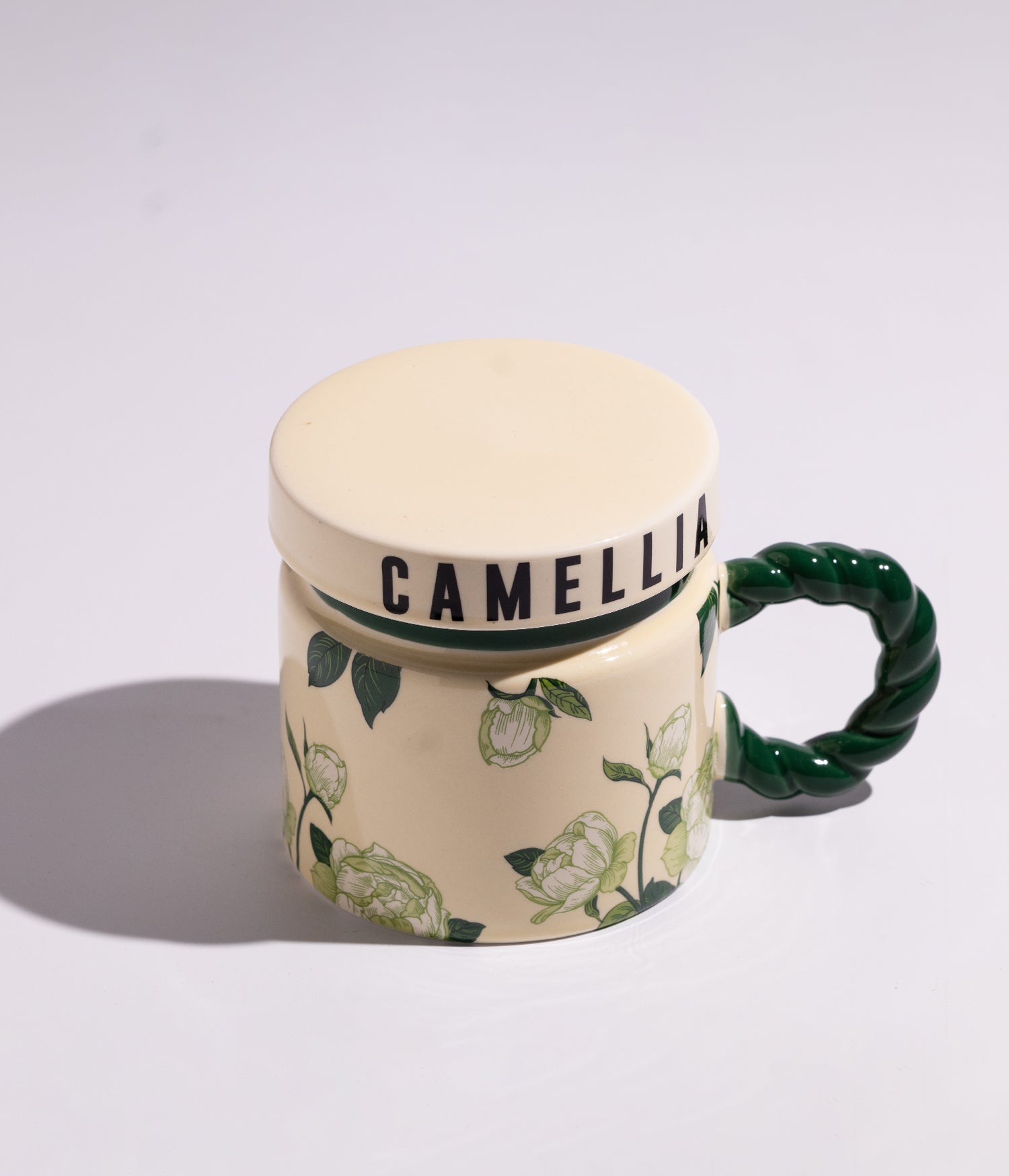 كوب سيراميك بتصميم ورود ملونة مع مقبض أخضر وغطاء محكم الاغلاق
