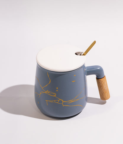 كوب سيراميك بخطوط ذهبية مع غطاء وملعقة ومقبض خشبي