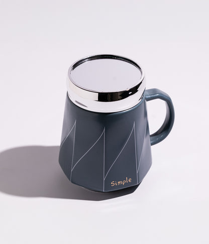 كوب قهوة سيراميك بتصميم خطوط هندسية مع غطاء محكم الاغلاق