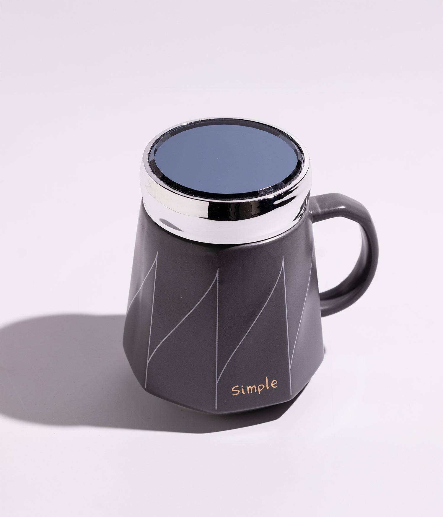 كوب قهوة سيراميك بتصميم خطوط هندسية مع غطاء محكم الاغلاق