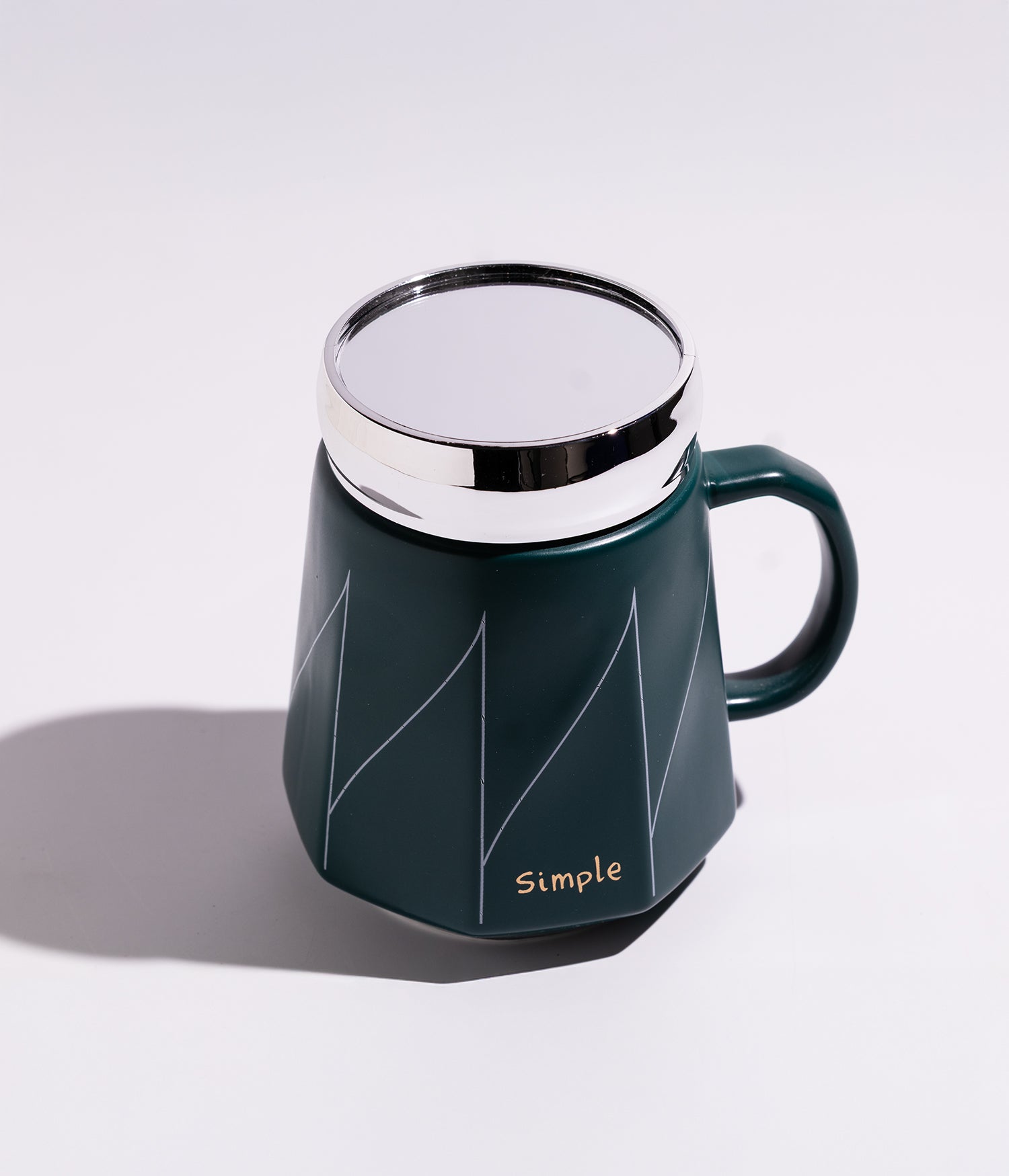 كوب قهوة سيراميك بتصميم خطوط هندسية مع غطاء محكم الاغلاق