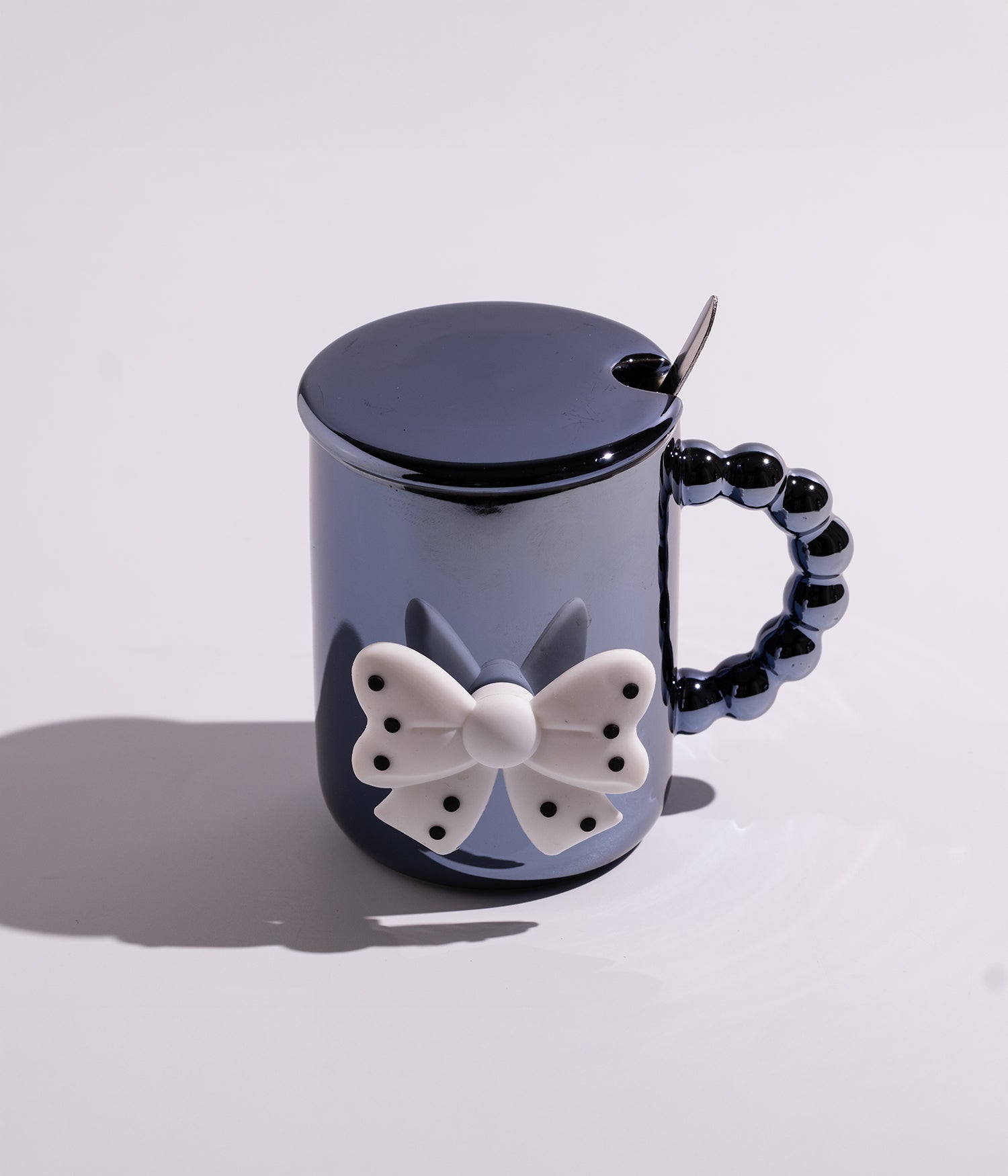 كوب سيراميك مزين بفيونكة ومقبض لؤلؤ مع غطاء وملعقة