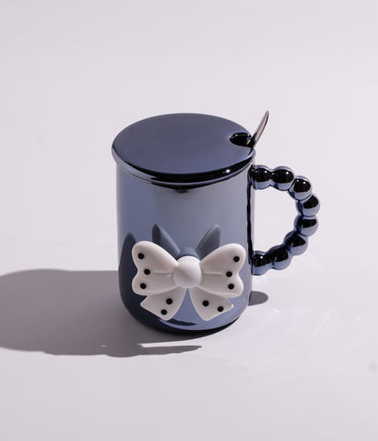 كوب سيراميك مزين بفيونكة ومقبض لؤلؤ مع غطاء وملعقة
