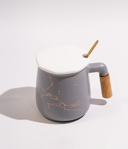 كوب سيراميك بخطوط ذهبية مع غطاء وملعقة ومقبض خشبي