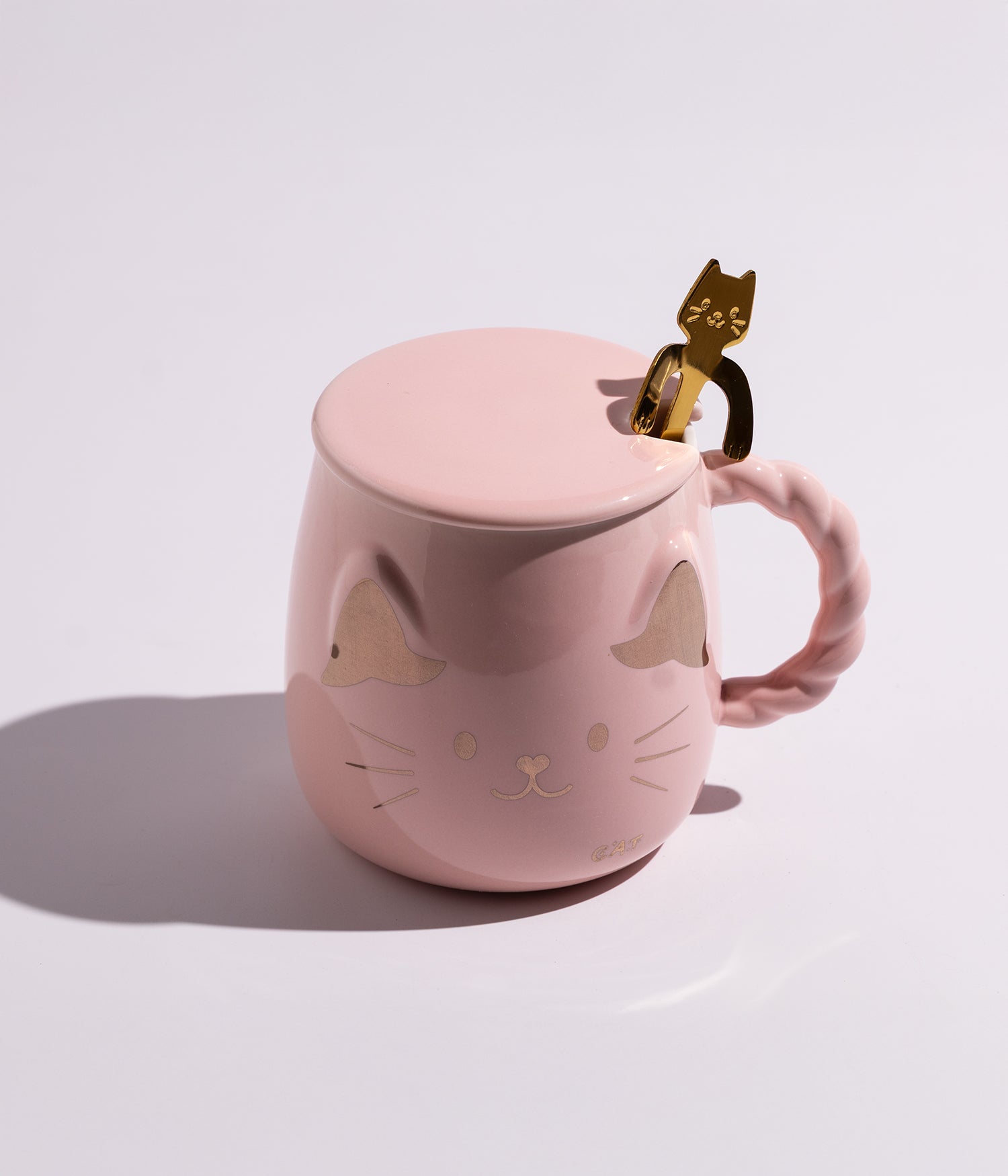 كوب سيراميك اسود بتصميم وجه القطة الذهبية مع غطاء ومعلقة