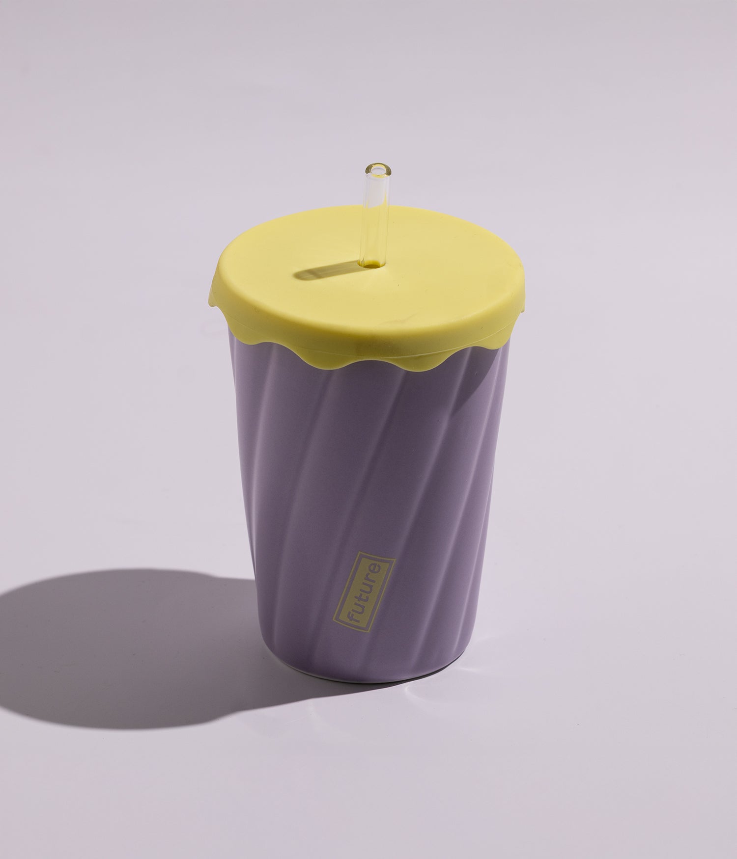 كوب قهوة سيراميك بتصميم خطوط مائلة مع غطاء ومزاز