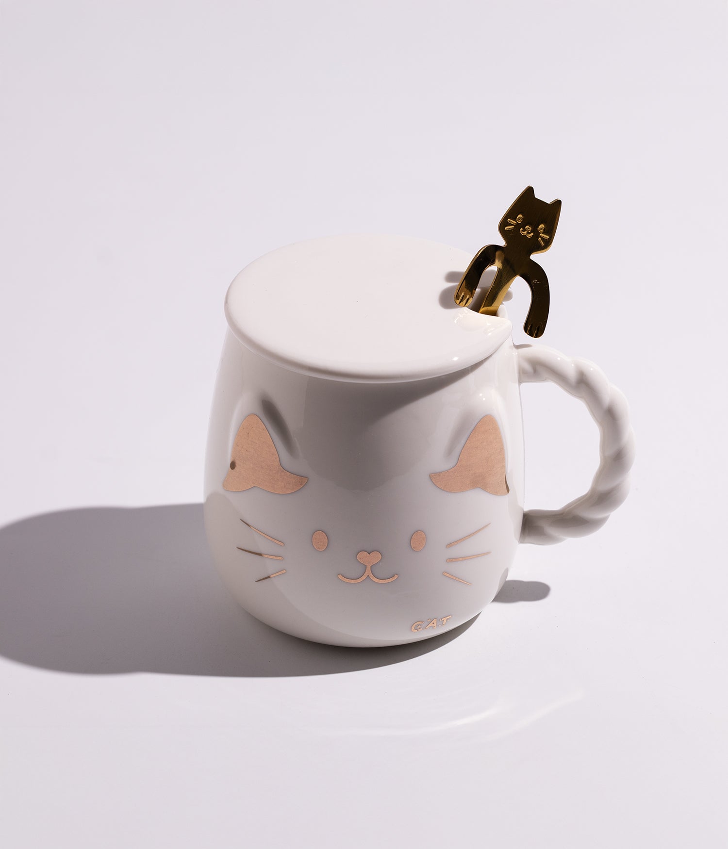 كوب سيراميك اسود بتصميم وجه القطة الذهبية مع غطاء ومعلقة