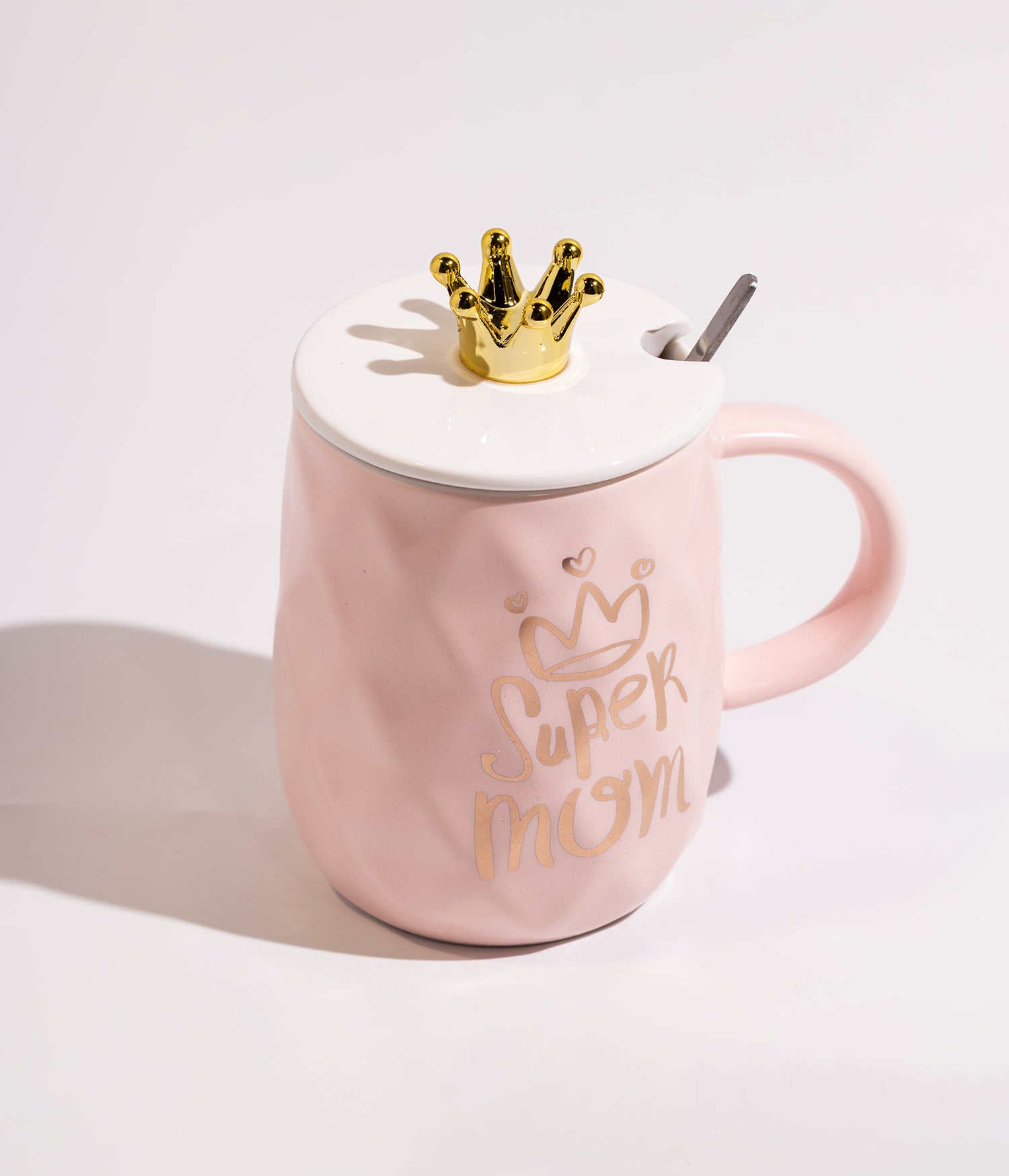 كوب قهوة سيراميك وردي بتصميم تاج على الغطاء مع ملعقة