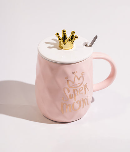 كوب قهوة سيراميك وردي بتصميم تاج على الغطاء مع ملعقة