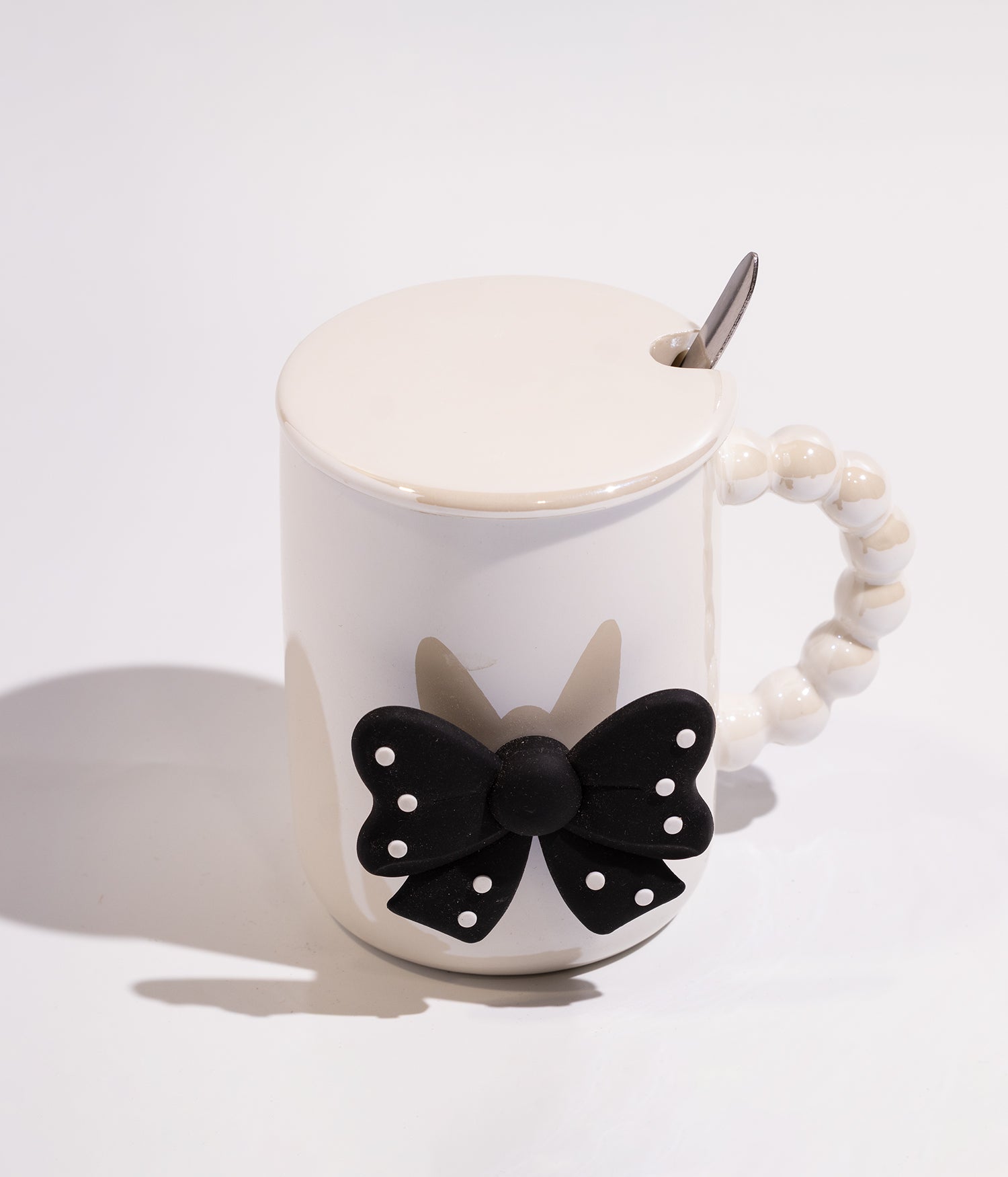 كوب سيراميك مزين بفيونكة ومقبض لؤلؤ مع غطاء وملعقة