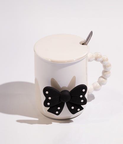 كوب سيراميك مزين بفيونكة ومقبض لؤلؤ مع غطاء وملعقة