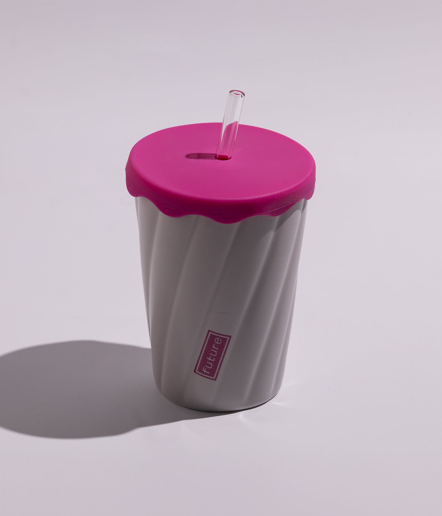 كوب قهوة سيراميك بتصميم خطوط مائلة مع غطاء ومزاز