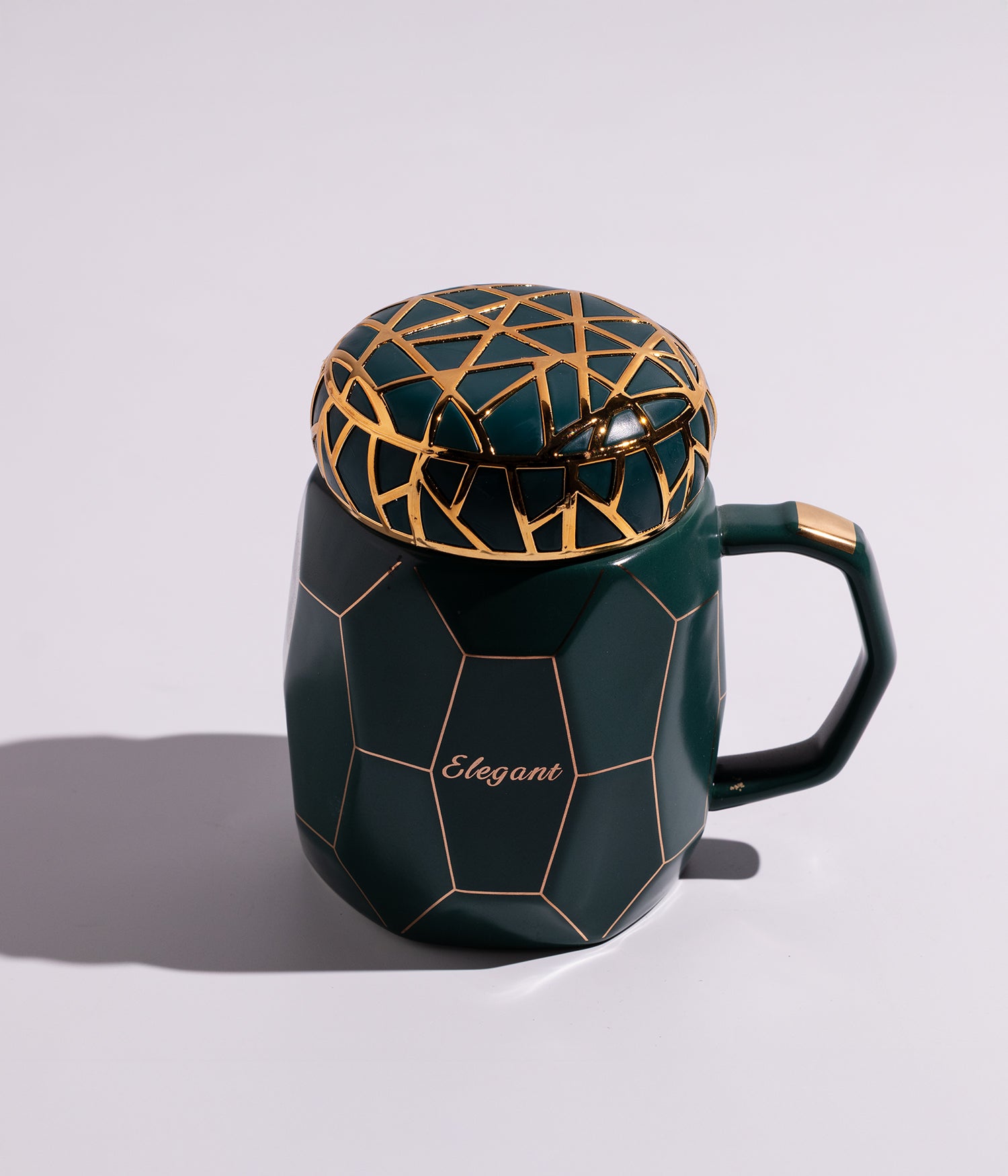 كوب قهوة سيراميك بتصميم خطوط ذهبية على الغطاء