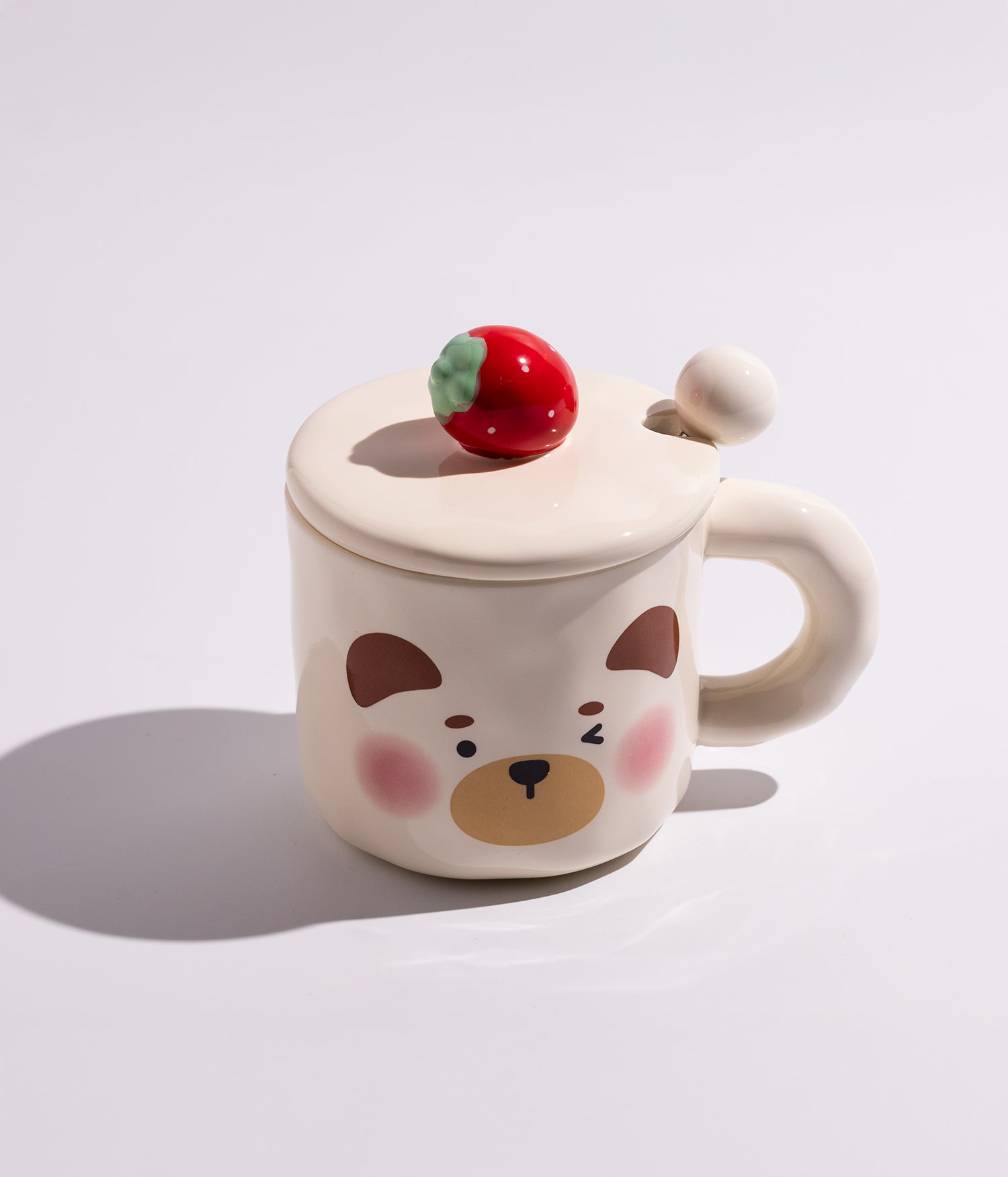 كوب سيراميك بتصميم وجه الدب ومجسم الفراولة على الغطاء مع ملعقة