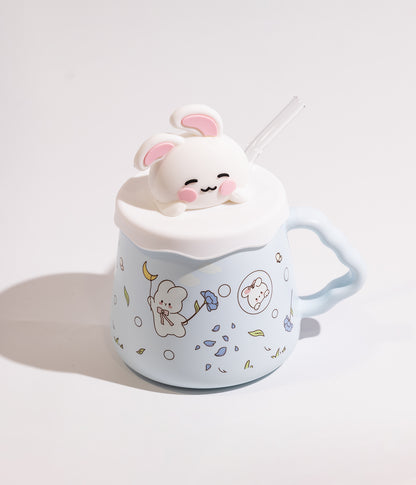 كوب سيراميك برسوم ارانب ملونة مزوّد بغطاء بمجسم أرنب ومزاز