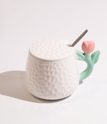 كوب سيراميك أبيض بتصميم مقبض الوردة الملونة مع غطاء وملعقة