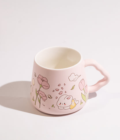 كوب سيراميك برسوم ارانب ملونة مزوّد بغطاء بمجسم أرنب ومزاز