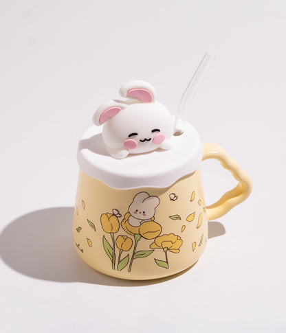 كوب سيراميك برسوم ارانب ملونة مزوّد بغطاء بمجسم أرنب ومزاز