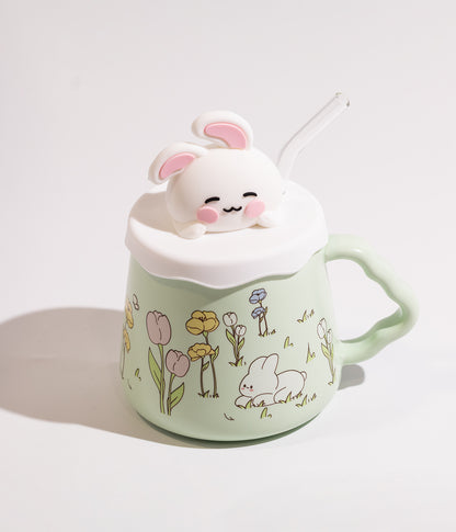كوب سيراميك برسوم ارانب ملونة مزوّد بغطاء بمجسم أرنب ومزاز