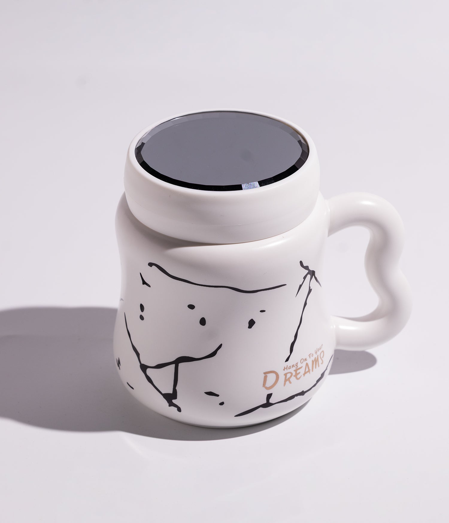 كوب سيراميك مزين بخطوط عشوائية وغطاء محكم الاغلاق