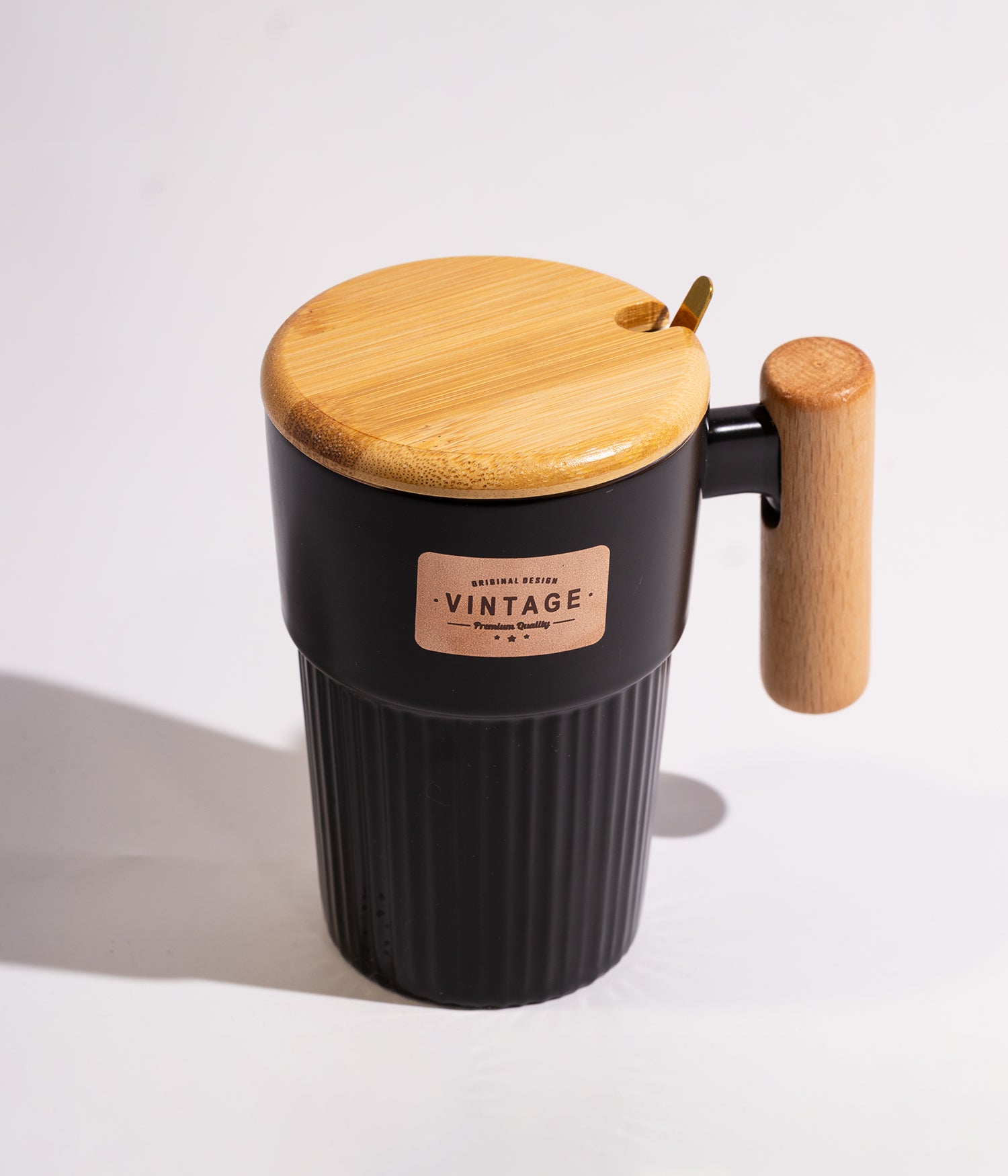 كوب سيراميك بتصميم فنتج مزود بغطاء ومقبض خشبي مع ملعقة