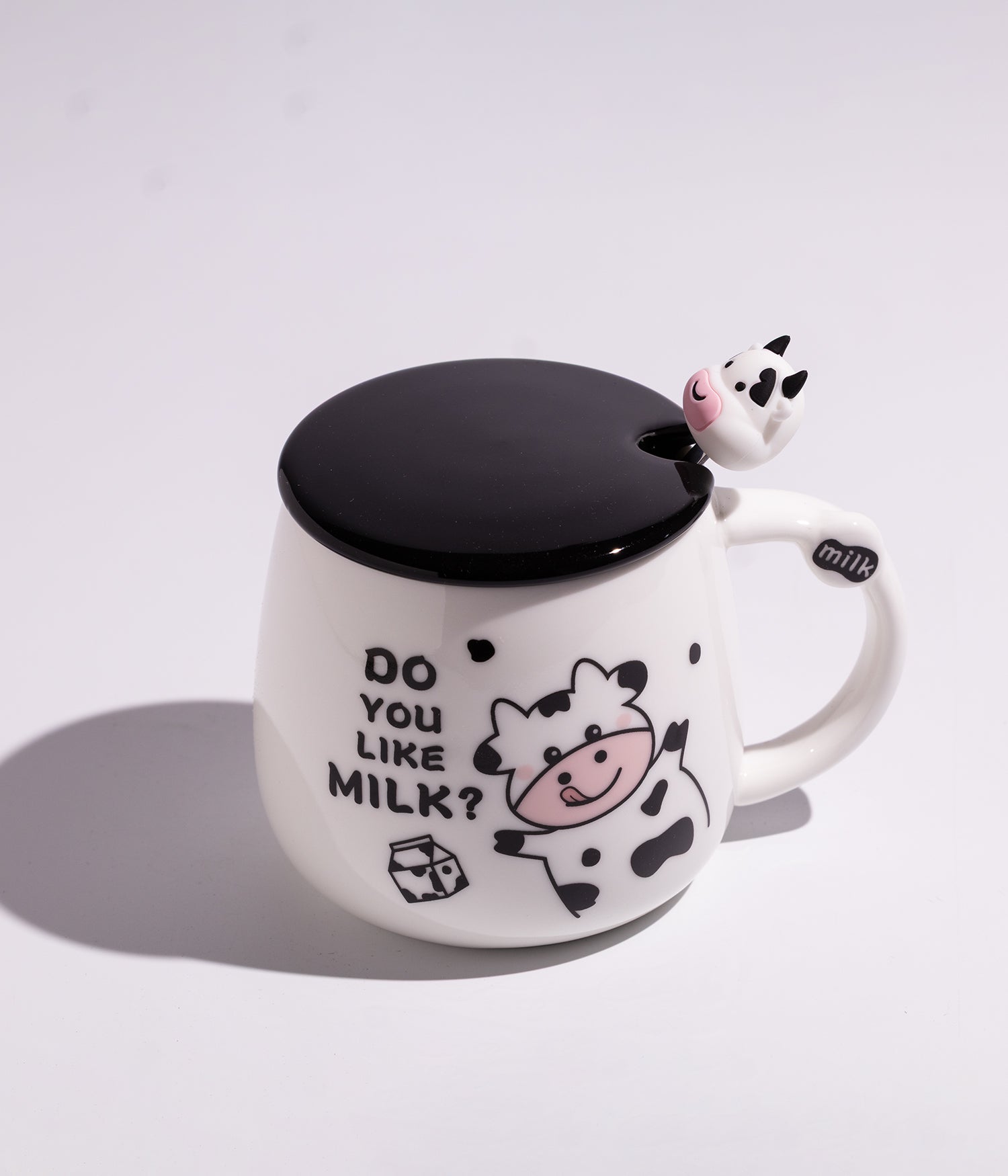 كوب سيراميك بتصميم بقرة مرحة وبغطاء وملعقة