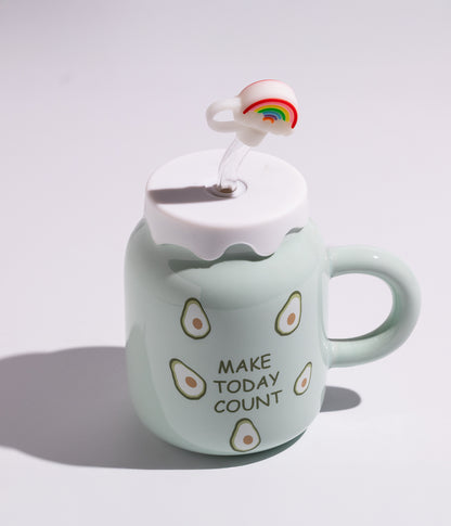 كوب سيراميك بتصميم مميز وبغطاء ومزاز لسهولة الشرب