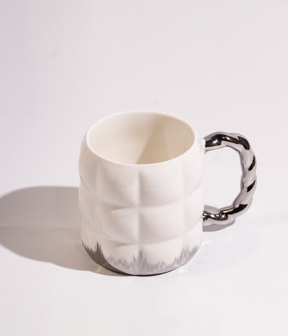 كوب سيراميك  بلمسات ذهبية  وفضية أسفل الكوب وعلى الغطاء والمقبض مع ملعقة