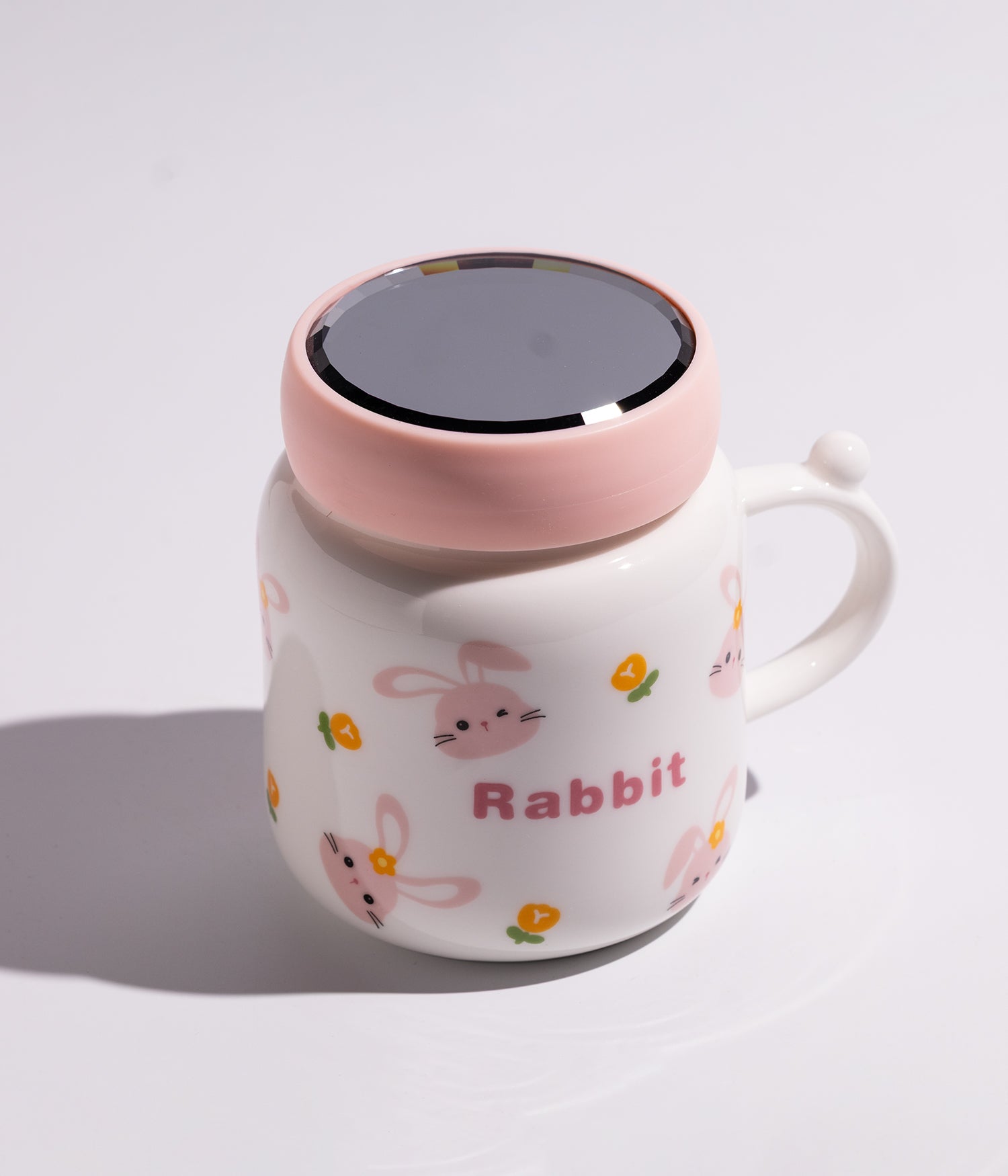 كوب سيراميك بتصميم أرانب مرحة وبغطاء محكم الاغلاق