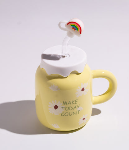 كوب سيراميك بتصميم مميز وبغطاء ومزاز لسهولة الشرب