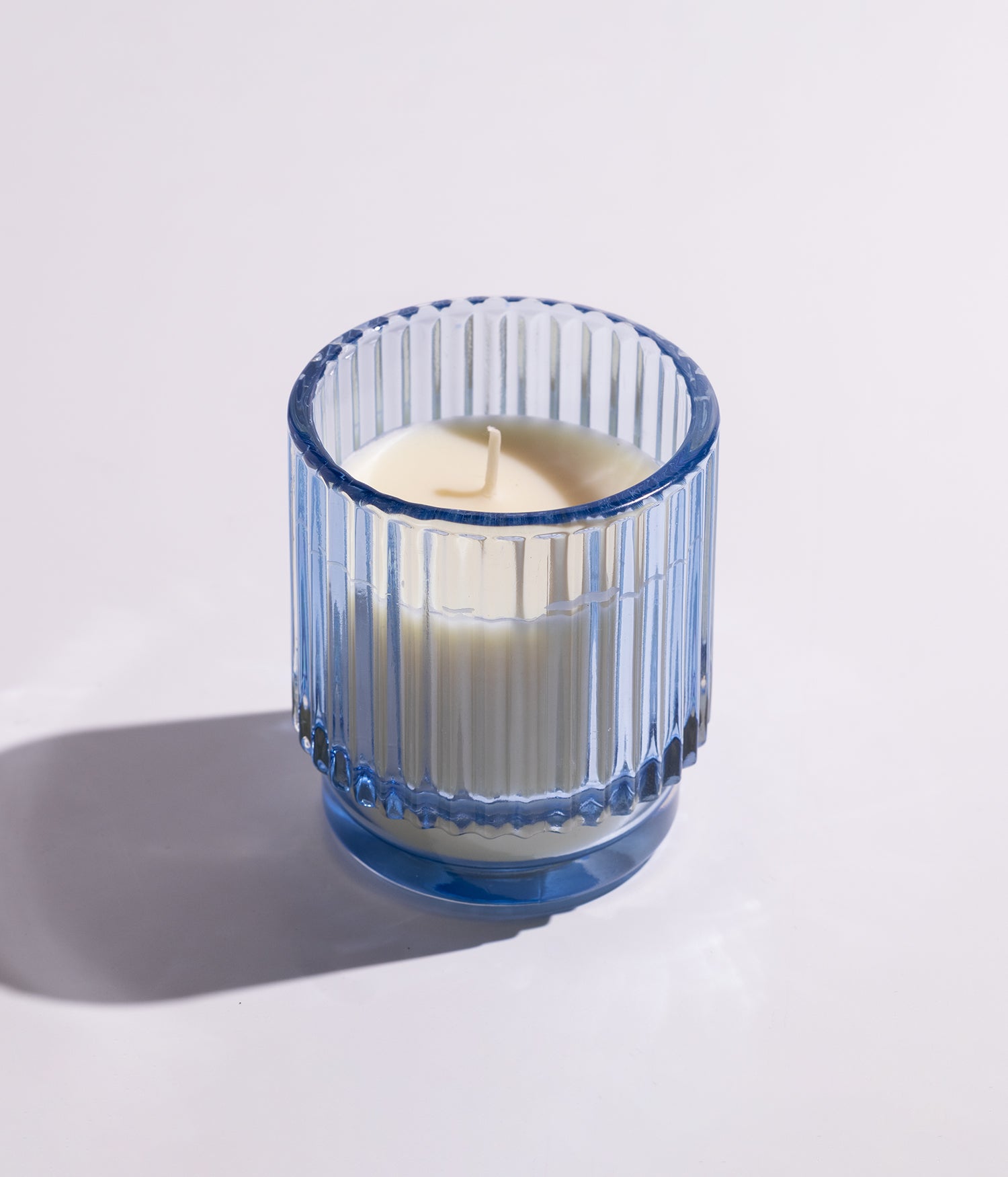 أريستو كراتيك لايف شمعة صويا طبيعية مع زيوت عطرية بعبوة زجاجية زرقاء شفافة