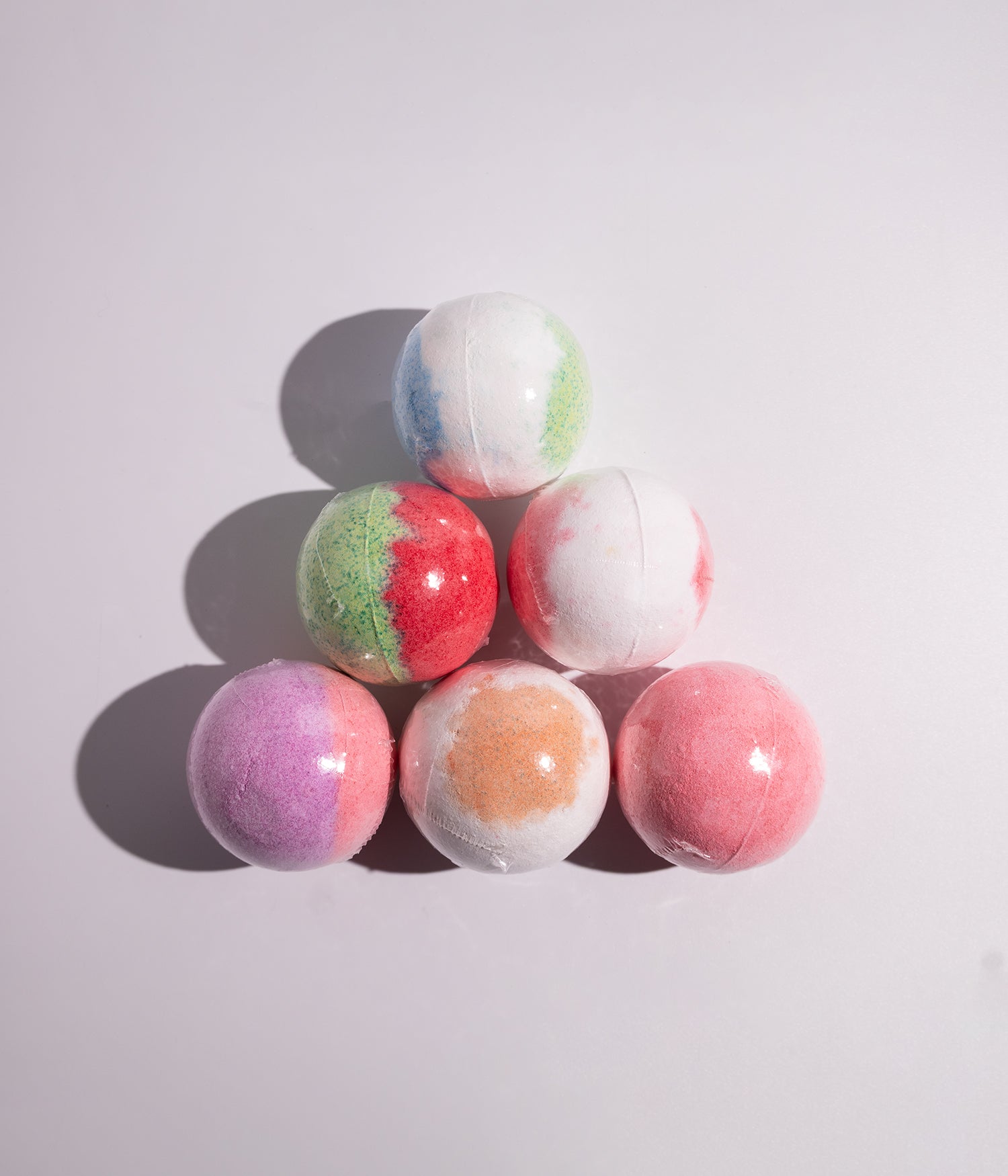 كرات استحمام فوّارة بتركيبة مرطبة من الزيوت العطرية وزبدة مغذية، مصممة لتعزيز الاسترخاء وترك البشرة ناعمة ومنتعشة