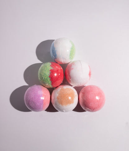 كرات استحمام فوّارة بتركيبة مرطبة من الزيوت العطرية وزبدة مغذية، مصممة لتعزيز الاسترخاء وترك البشرة ناعمة ومنتعشة