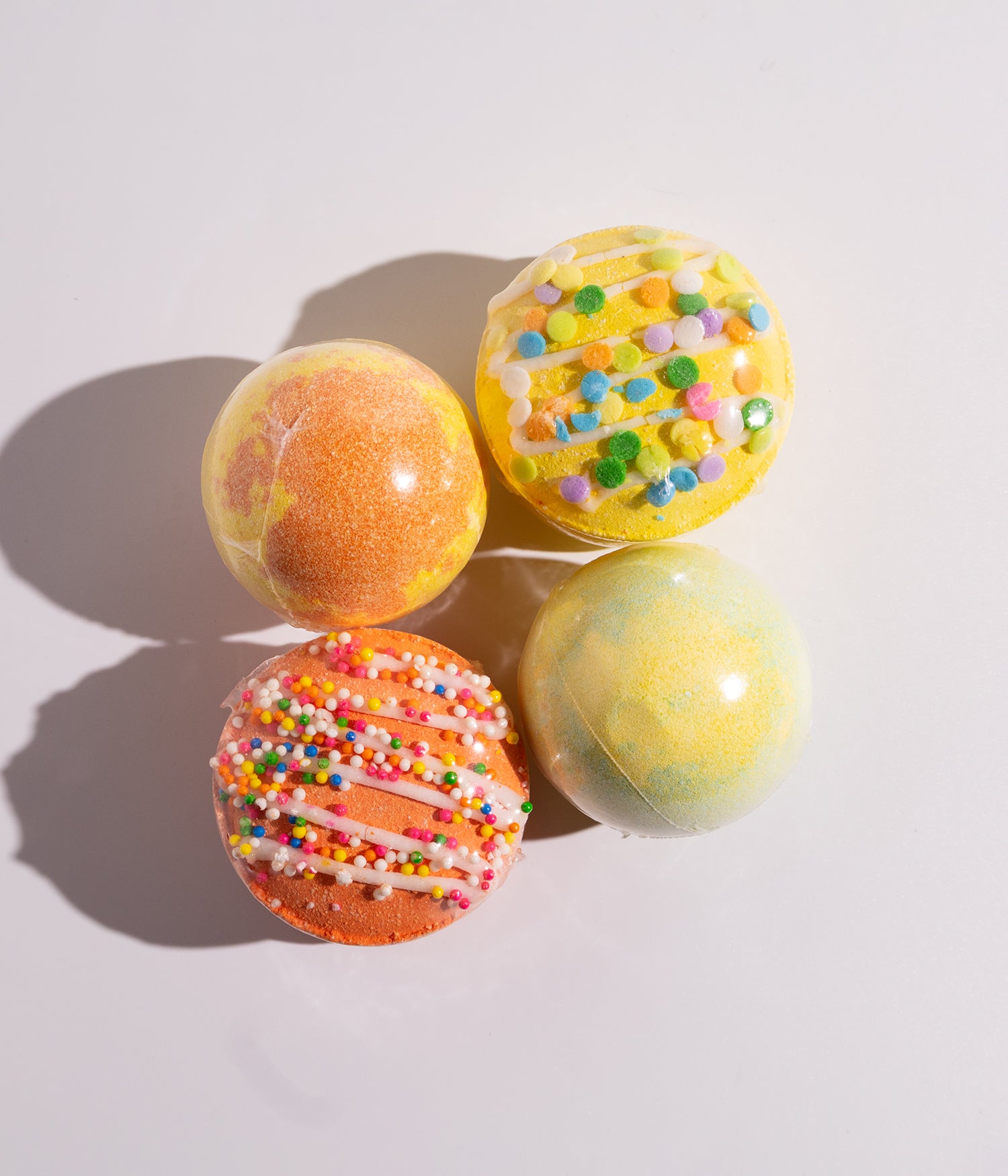 كرات فوّارة مخصصة للاستحمام والاسترخاء، تحتوي على زيوت عطرية وزبدة مرطبة تمنح البشرة نعومة ولمسة انتعاش مع تجربة استحمام مريحة