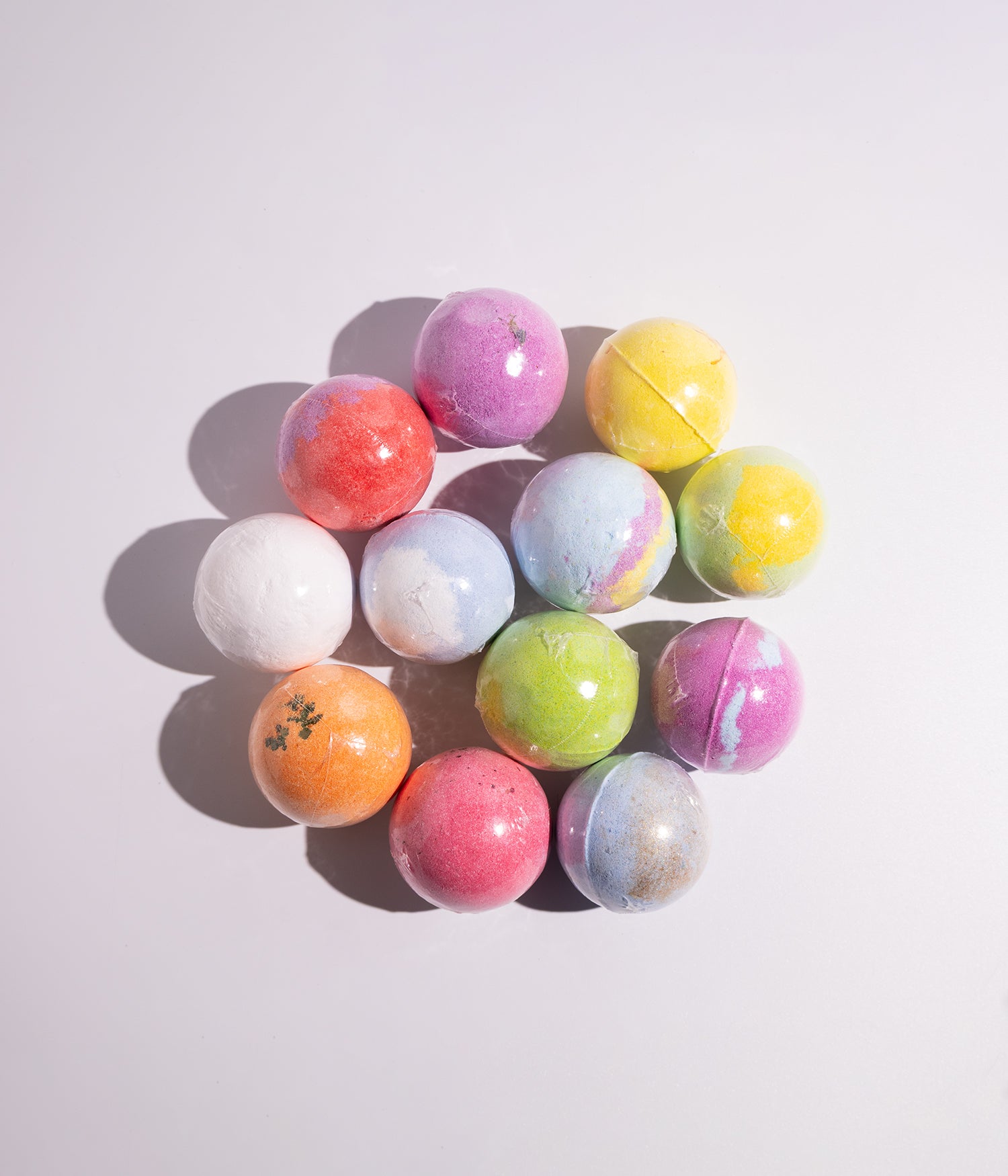 كرات استحمام فوّارة بروائح عطرية مختلفة، مصممة لتعزيز الاسترخاء وإضفاء أجواء عطرية لطيفة أثناء الاستحمام