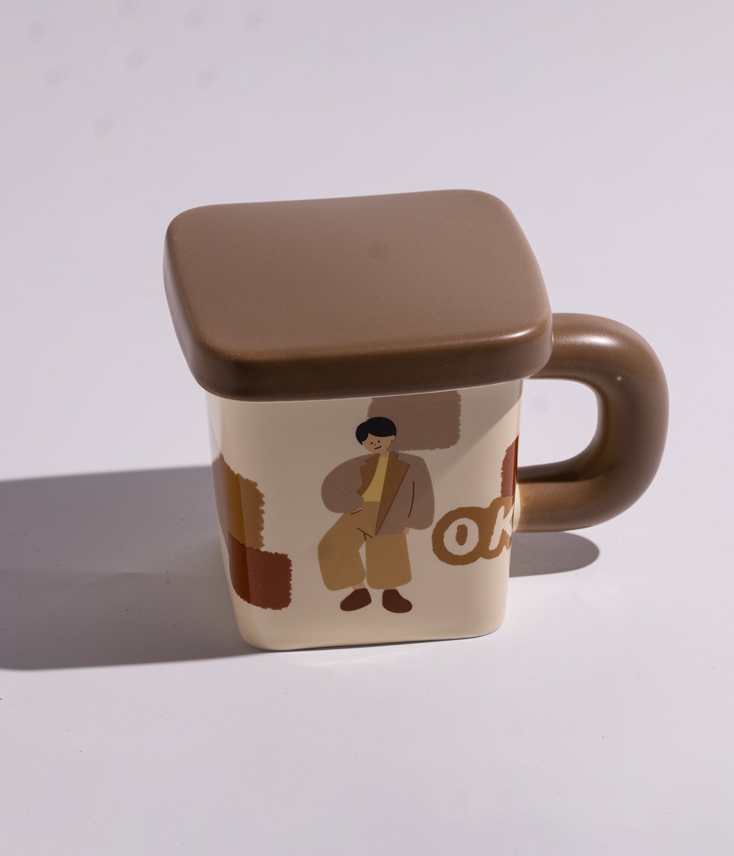 كوب سيراميكي بتصميم شخصيات مرحة باللون البيج، يحتوي على غطاء، مناسب للاستخدام اليومي
