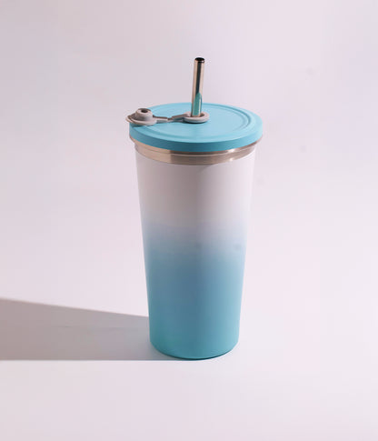 كوب حراري مصنوع من الستانلس ستيل بتدرج لوني أزرق، مزود بغطاء ومزاز للشرب، مناسب للاستخدام اليومي مع المشروبات المختلفة