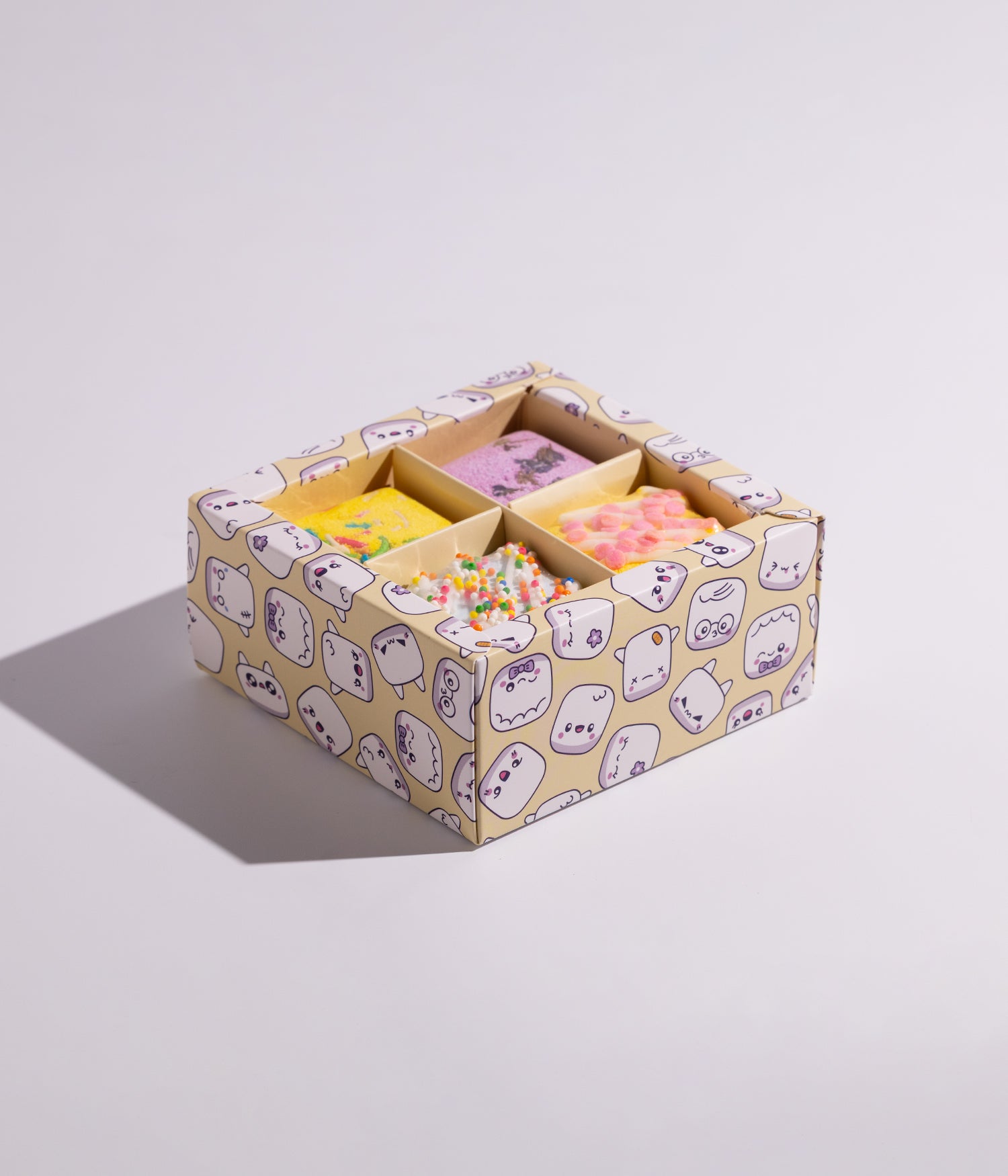 كرات فوّارة للاستحمام والاسترخاء بتصميم على شكل كيك، تتميز بألوان زاهية وروائح منعشة تضيف إحساسًا بالانتعاش والمتعة أثناء الاستخدام