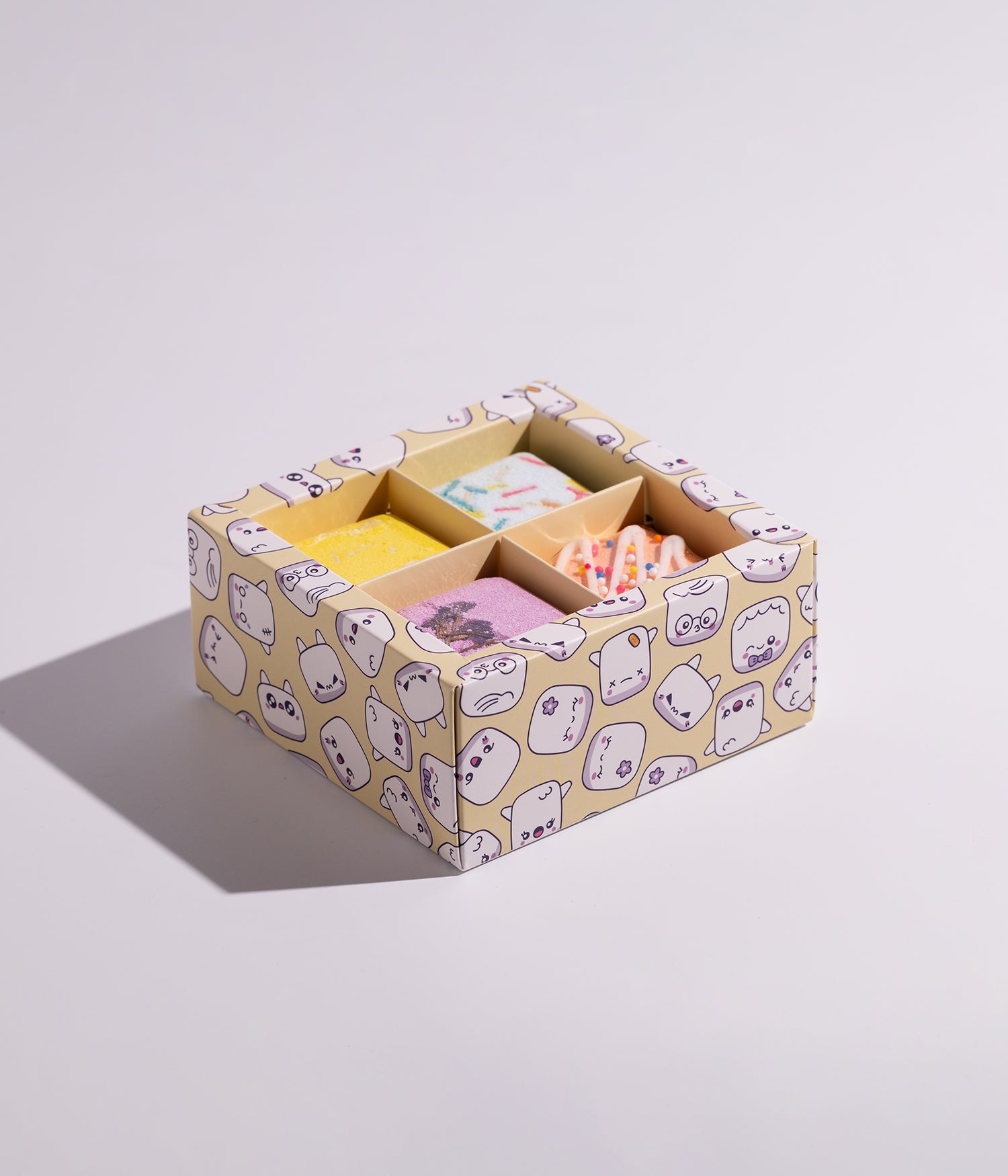 كرات فوّارة للاستحمام والاسترخاء بتصميم على شكل كيك، تتميز بألوان جذابة وروائح منعشة تمنح تجربة استحمام ممتعة ومريحة
