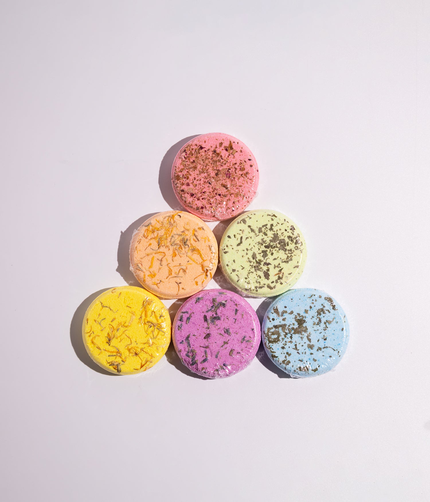 كرات استحمام فوّارة بتصميم يشبه الكيك، تمتاز بألوان جذابة وروائح منعشة تضيف تجربة استحمام مريحة ولمسة من الاسترخاء