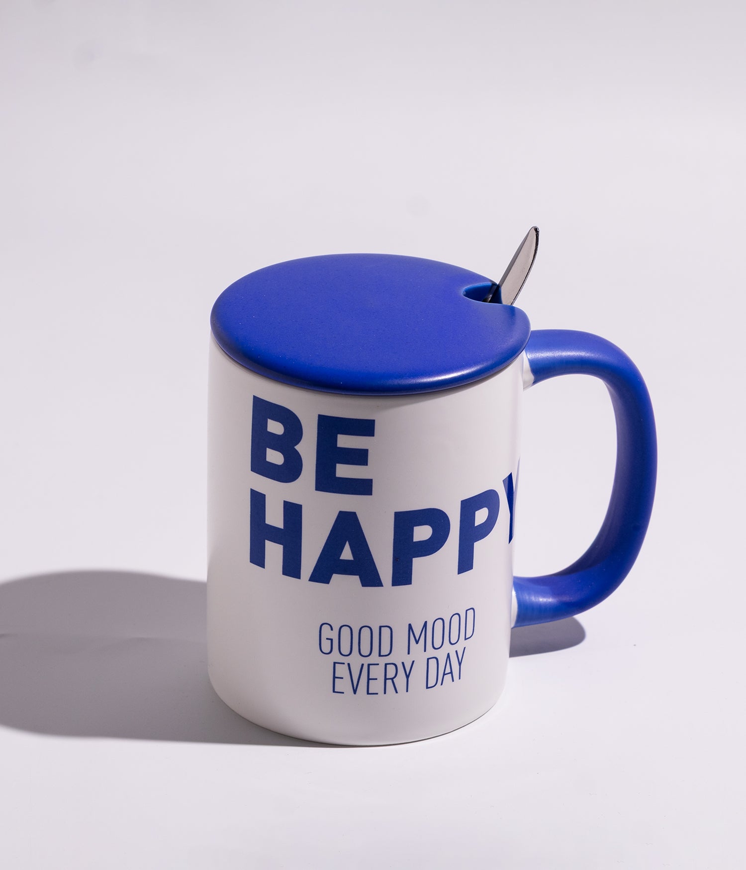 كوب قهوة سيراميك بعبارة «BE HAPPY» مع غطاء وملعقة بلون أبيض